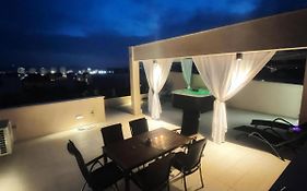 Olive Oasis Penthouse With Jacuzzi